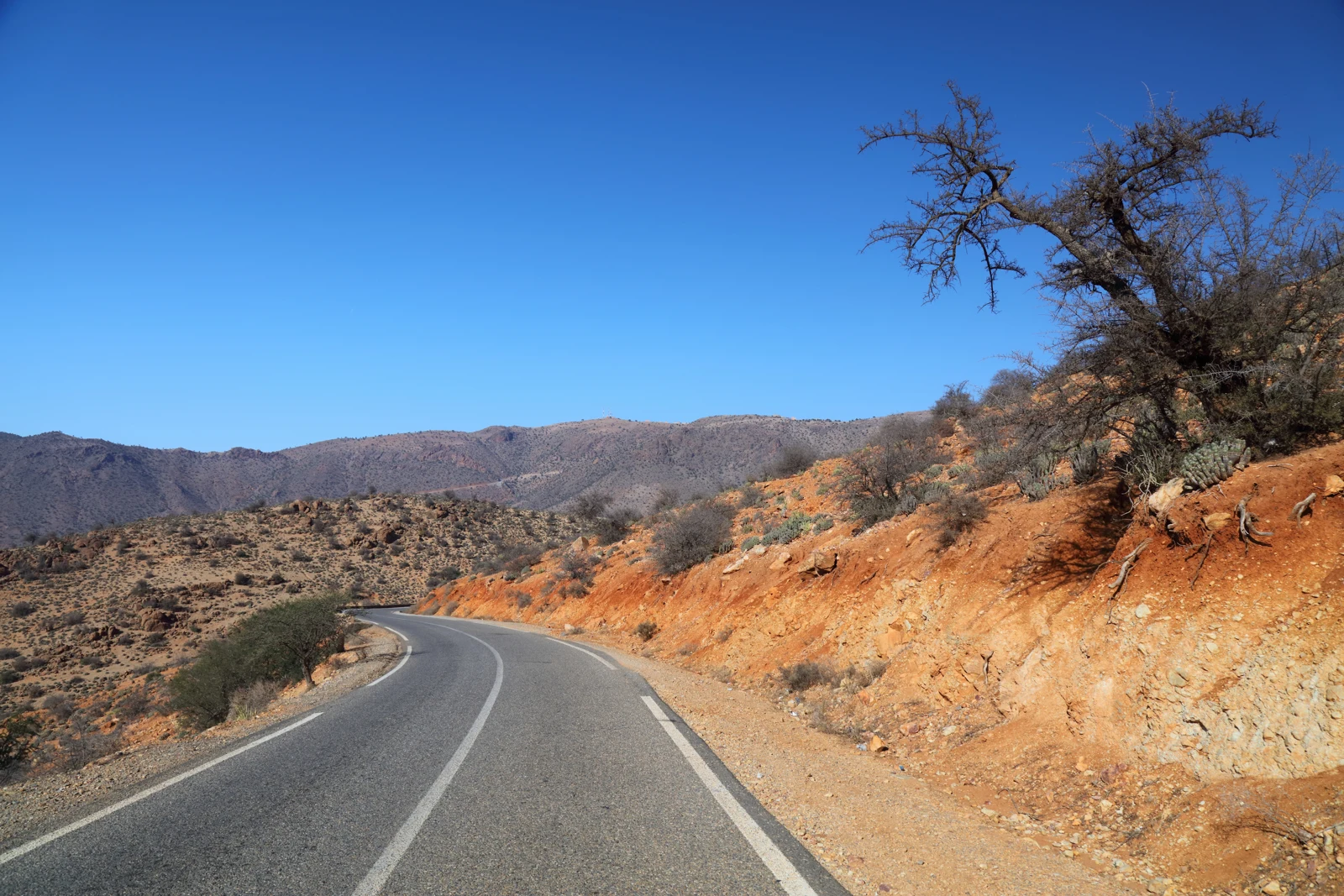 Route R104 dans l’Anti-Atlas, province de Tiznit